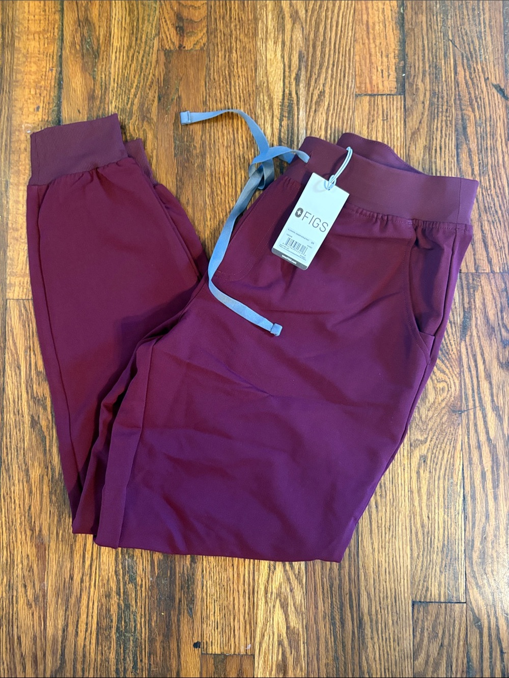 🎉NWT! Figs Women's Zamora Joggers in Burgundy!